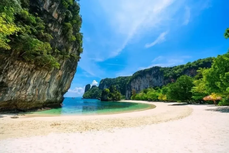 Spiaggia tropicale Hong Island con scogliere e acqua cristallina
