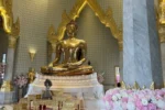 Statua del Buddha dorato nel tempio di Wat Traimit a Bangkok