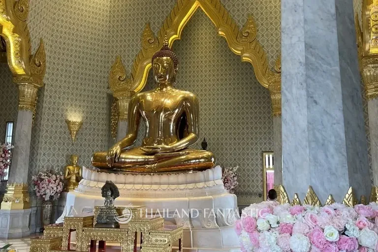 La statua del Buddha interamente d'oro nel tempio di Wat Traimit, nella Chinatown di Bangkok