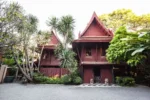 Jim Thompson House in legno con giardino tropicale