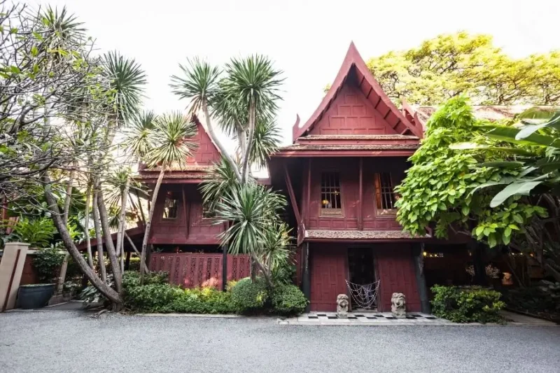 Jim Thompson House in legno con giardino tropicale
