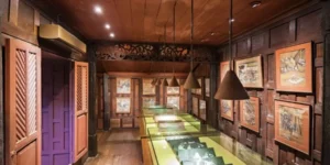 Interno Jim Thompson House una galleria d'arte con luci soffuse e esposizioni
