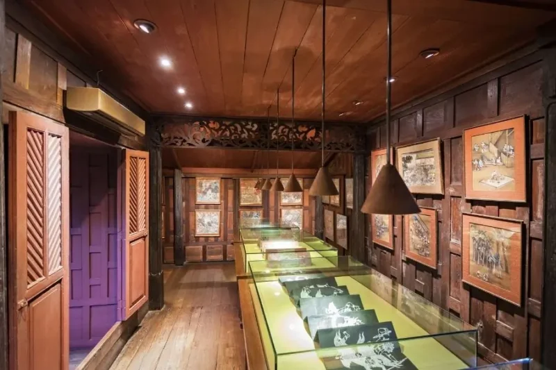 Interno Jim Thompson House una galleria d'arte con luci soffuse e esposizioni