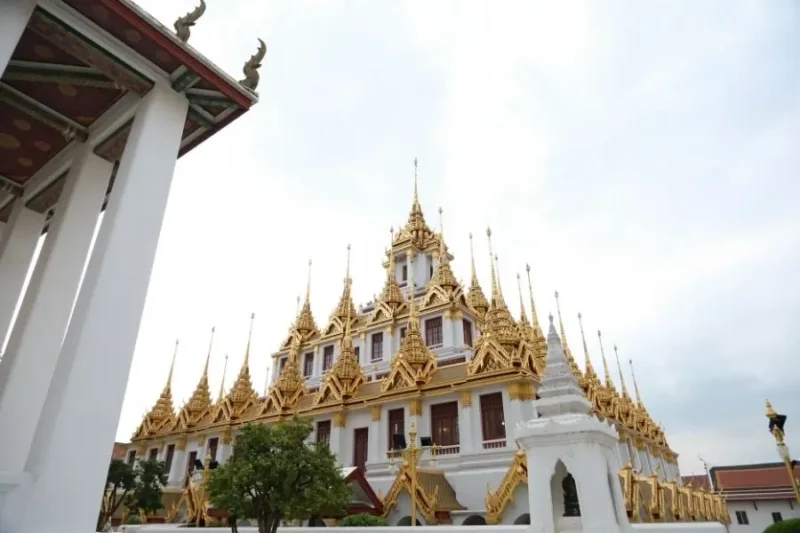 Archtecuttura del monastero Wat Ratchanatdaram a Bangkok