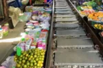 Mercato sui binari ferroviari pieno di frutta e prodotti locali