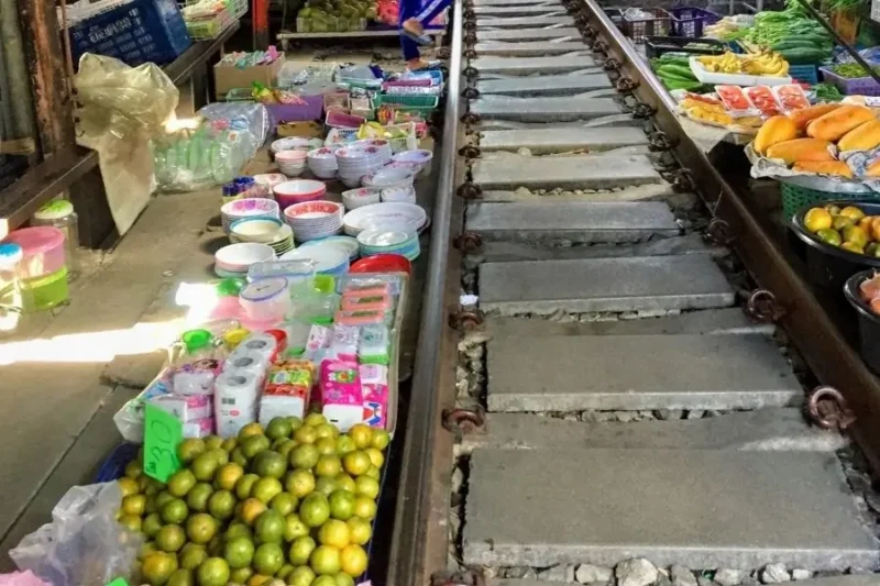 Mercato sui binari ferroviari pieno di frutta e prodotti locali