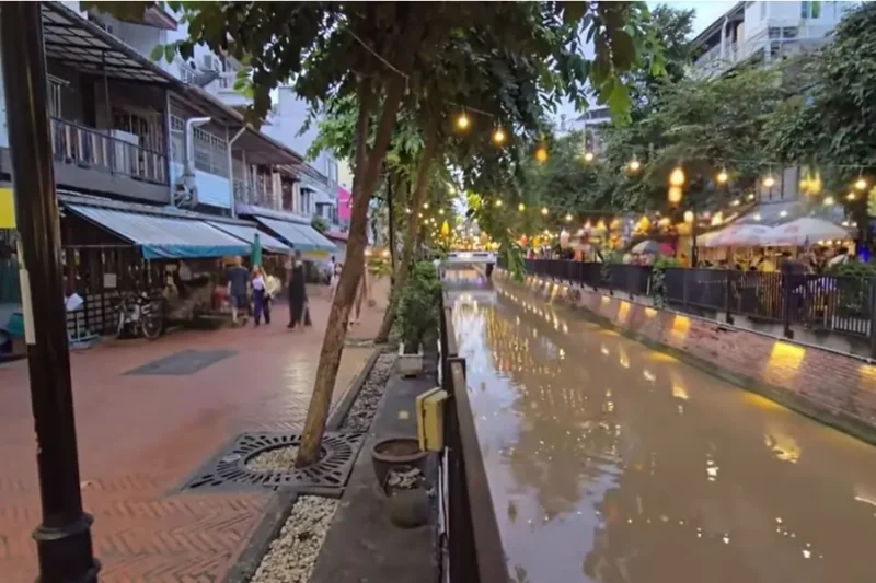 Mercato notturno lungo Ong Ang Canal