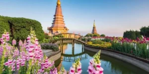 Giardini fioriti e stupa in Thailandia con ponte e canale Pagoda Re e Regina Doi Inthanon