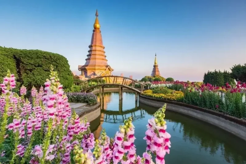 Giardini fioriti e stupa in Thailandia con ponte e canale Pagoda Re e Regina Doi Inthanon