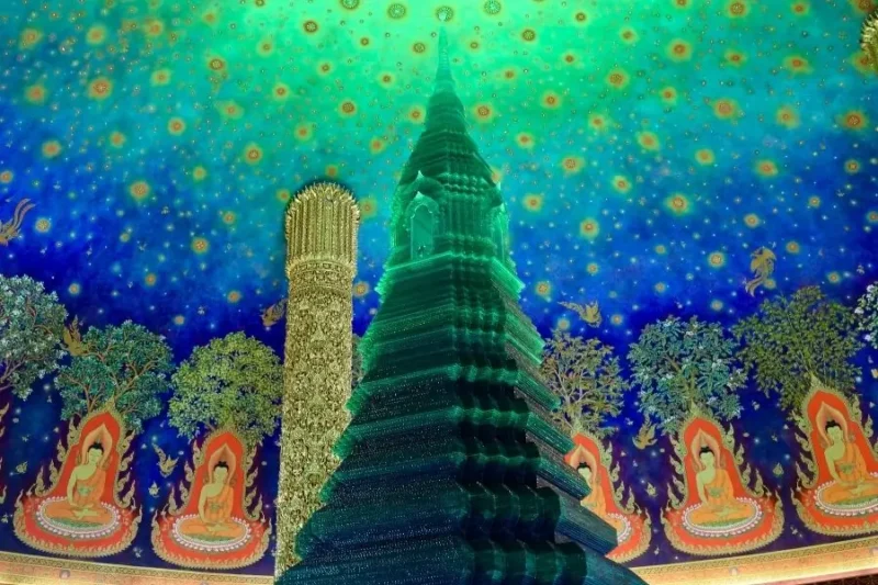 Tempio Phu Khao Thong con pareti dipinte e tempio di smeraldo