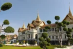 Palazzo Grand Palace Bangkok con alberi modellati e cielo blu