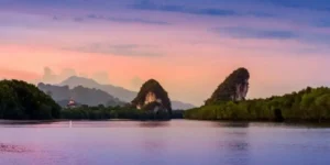 Tramonto su fiume e montagne calcaree in Tailandia