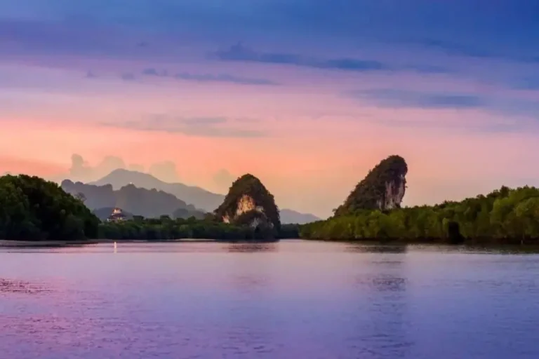 Tramonto su fiume e montagne calcaree in Tailandia
