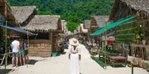 Villaggio tradizionale Moken con capanne di paglia su un'isola tropicale Escursione Surin Island