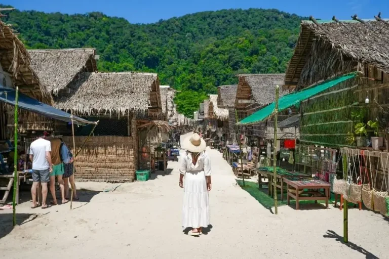 Villaggio tradizionale Moken con capanne di paglia su un'isola tropicale Escursione Surin Island
