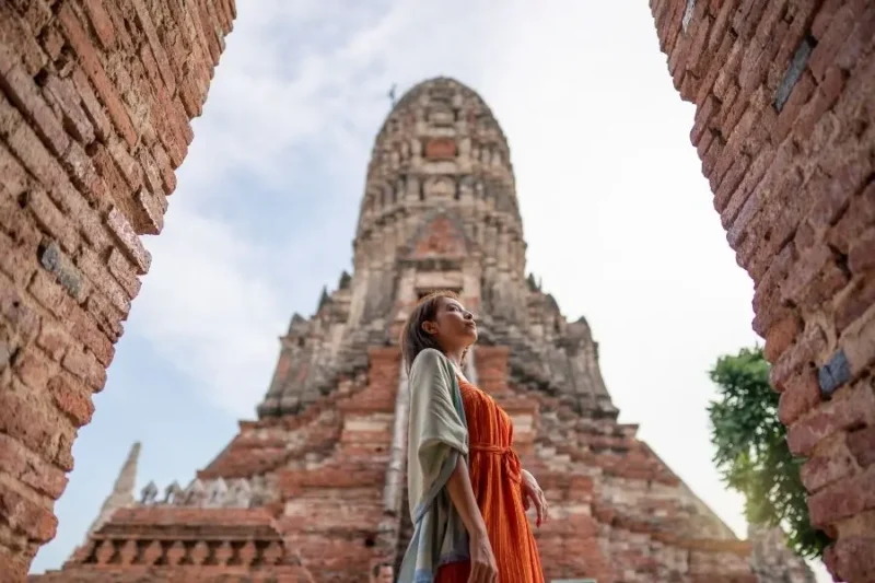 Ragazza in Posa tra le rovine di Ayutthaya Tour 8 giorni 7 notti: Dalla Valle del Kwai alle Vette dell’Inthanon (Da Bangkok) 1