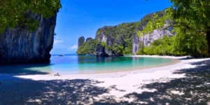 Spiaggia tropicale Koh hong con mare cristallino e scogliere verdi
