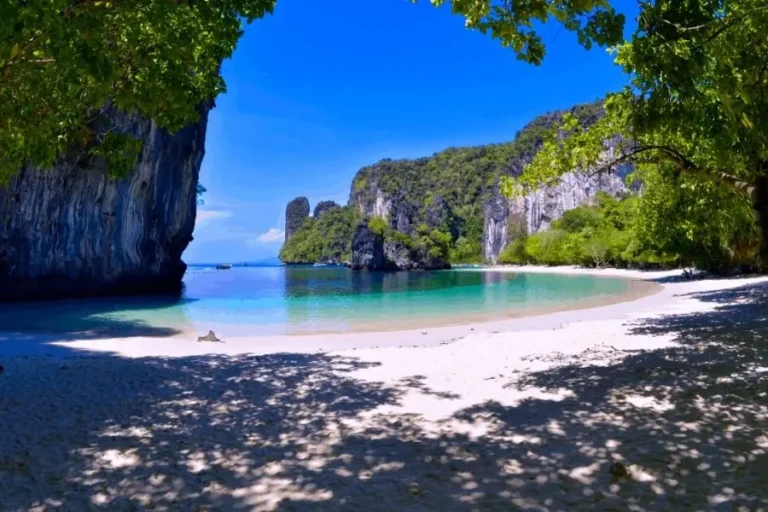 Spiaggia tropicale Koh hong con mare cristallino e scogliere verdi