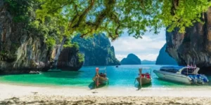 Spiaggia tropicale con barche ormeggiate e acqua cristallina a Lao Lading