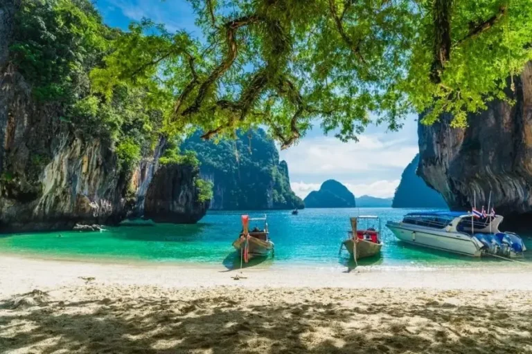 Spiaggia tropicale con barche ormeggiate e acqua cristallina a Lao Lading