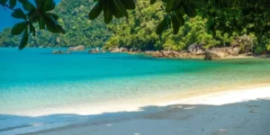 Spiaggia tropicale con sabbia bianca e mare turchese durante l'escurione Surin Island