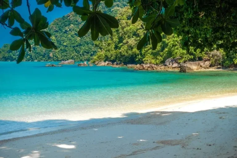 Spiaggia tropicale con sabbia bianca e mare turchese durante l'escurione Surin Island