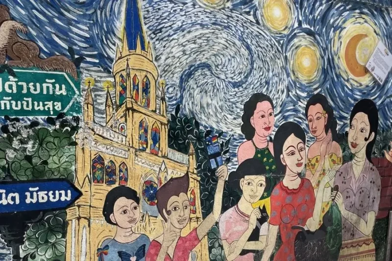 Murale colorato con persone e Chiesa Talat Noi in stile Notte Stellata