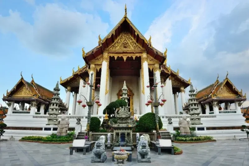 Tempio Wat Suthat Tailandia vista frontale architettura tradizionale