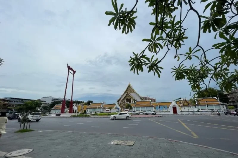 Tempio Wat Suthat a Bangkok con cielo nuvoloso