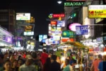 Scene di vita notturna nel vivace Khaosan Road a Bangkok
