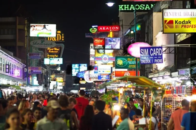 Scene di vita notturna nel vivace Khaosan Road a Bangkok