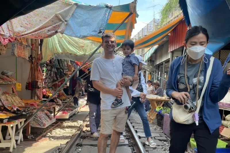 Turisti al Maeklong Railway Market