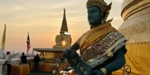 Statua dorata di divinità su terrazza del Wat Saket al tramonto
