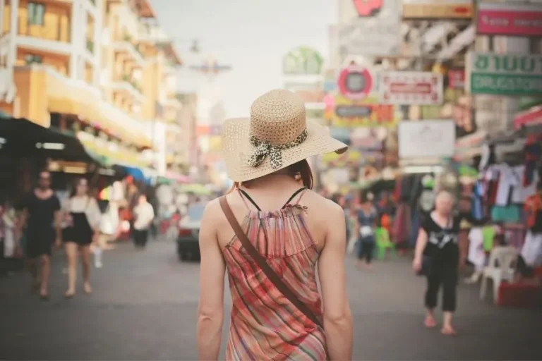 Turista con cappello in strada affollata di Bangkok