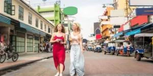 Due donne passeggiano in Yorawat, una delle zone di Bangkok