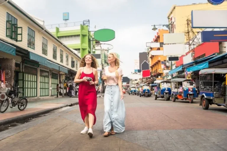 Due donne passeggiano in Yorawat, una delle zone di Bangkok
