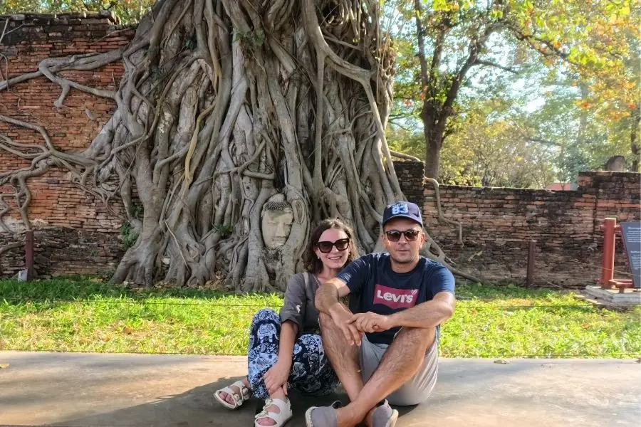Turisti in posa in Ayutthaya posano vicino al Wat Mahathat Chi Siamo 3