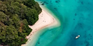 Veduta aerea Mai Ngam Beach una spiaggia tropicale con acque turchesi e vegetazione rigogliosa
