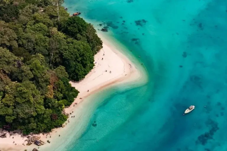 Veduta aerea Mai Ngam Beach una spiaggia tropicale con acque turchesi e vegetazione rigogliosa