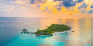 Isola tropicale con tramonto colorato e acque turchesi