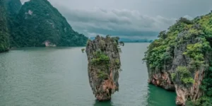 James Bond Island tra Scogliere calcaree in mare con vegetazione tropicale su isola