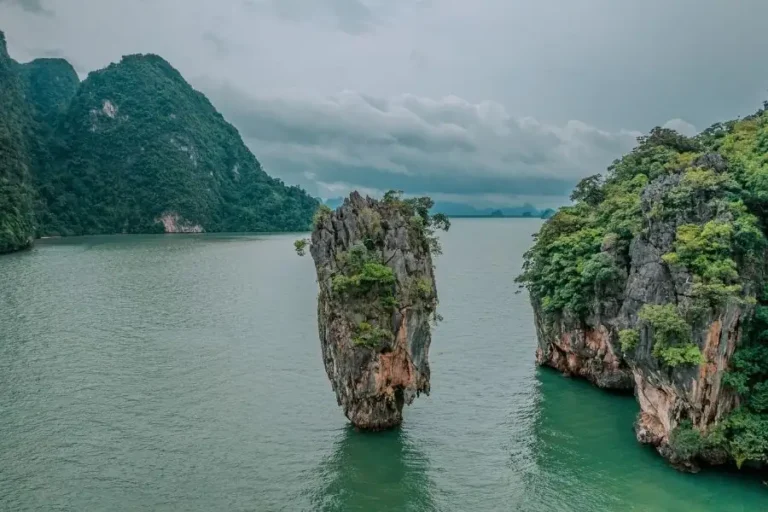 James Bond Island tra Scogliere calcaree in mare con vegetazione tropicale su isola
