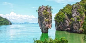 Isola di James Bond con scogliere calcaree nel mare delle Andamane