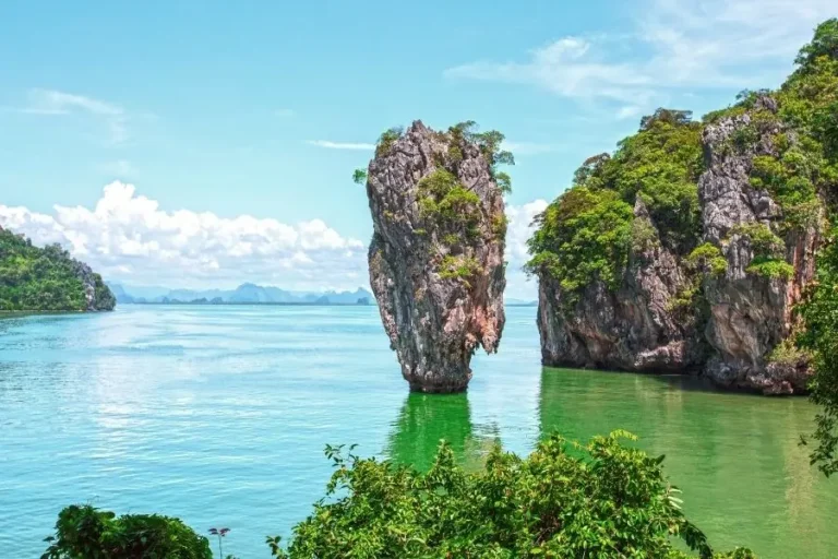 Isola di James Bond con scogliere calcaree nel mare delle Andamane
