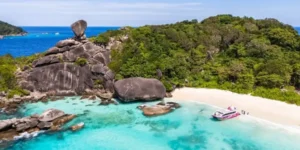 Spiaggia tropicale delle Isole Similan con acque turchesi e barca
