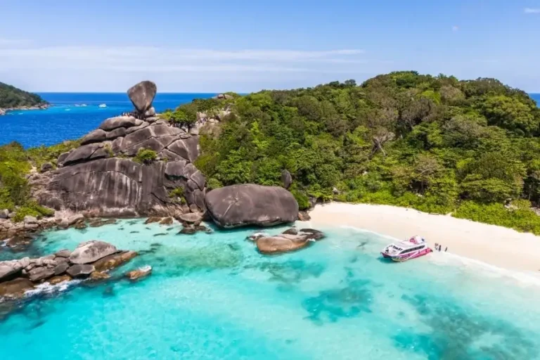 Spiaggia tropicale delle Isole Similan con acque turchesi e barca