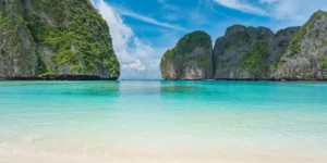 Spiaggia e scogliere di Maya Bay con acque cristalline e cielo blu