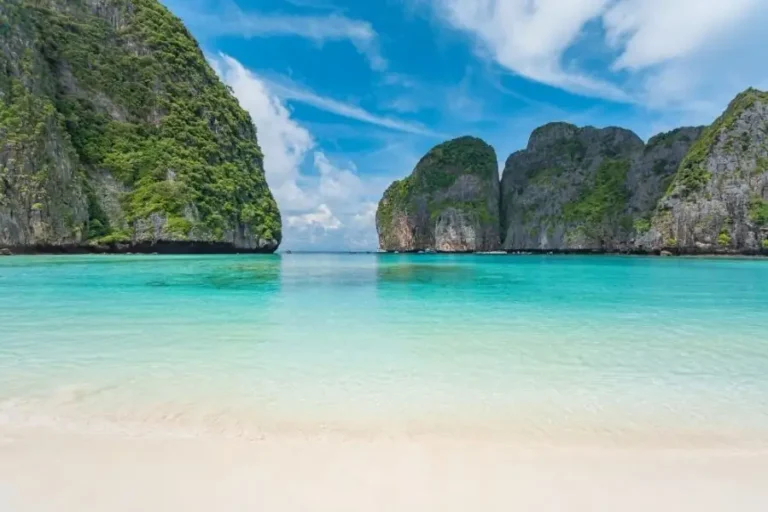 Spiaggia e scogliere di Maya Bay con acque cristalline e cielo blu