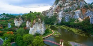 Paesaggio montano con fiume e ponte in un parco naturale