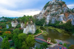 Paesaggio montano con fiume e ponte in un parco naturale